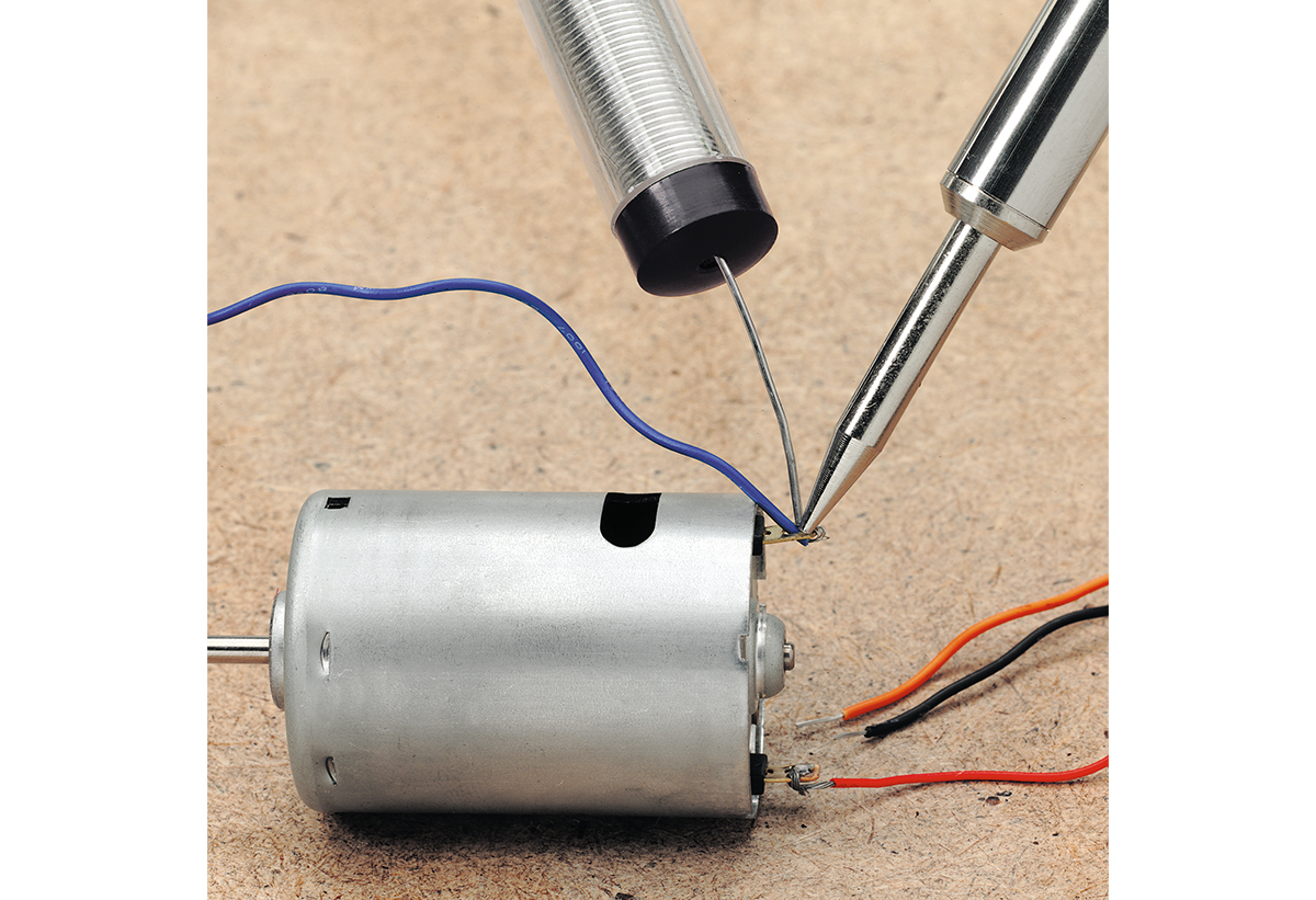 Απεικονίζεται η χρήση του κολλητηριού σε καλώδια.